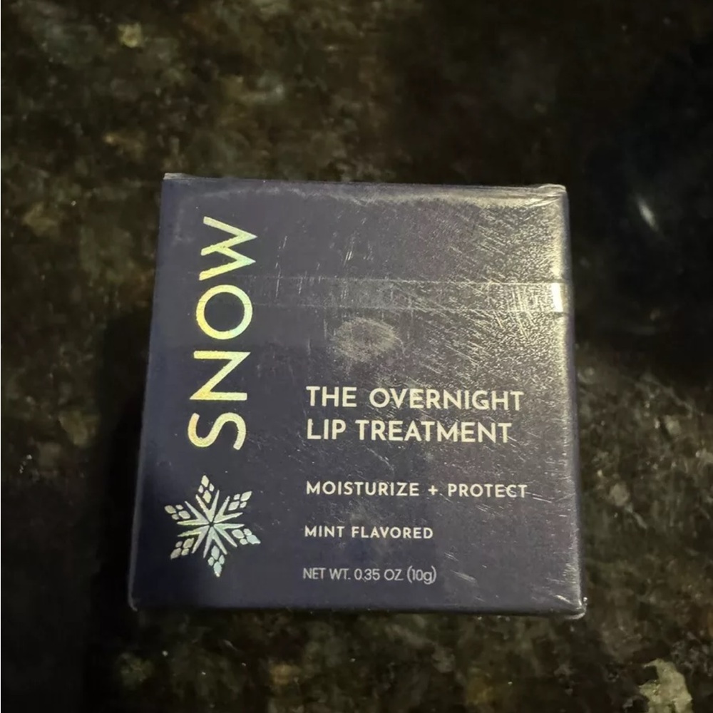 Snow overnight lip treatment